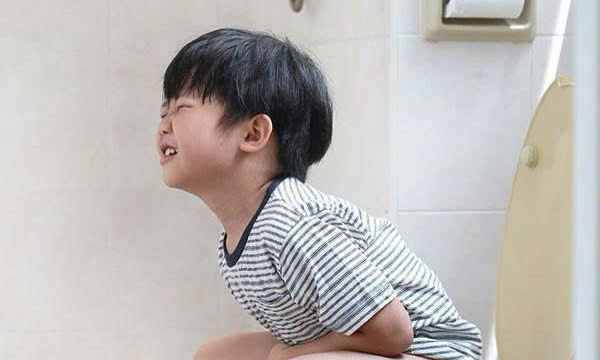 Dấu hiệu bé bị táo bón